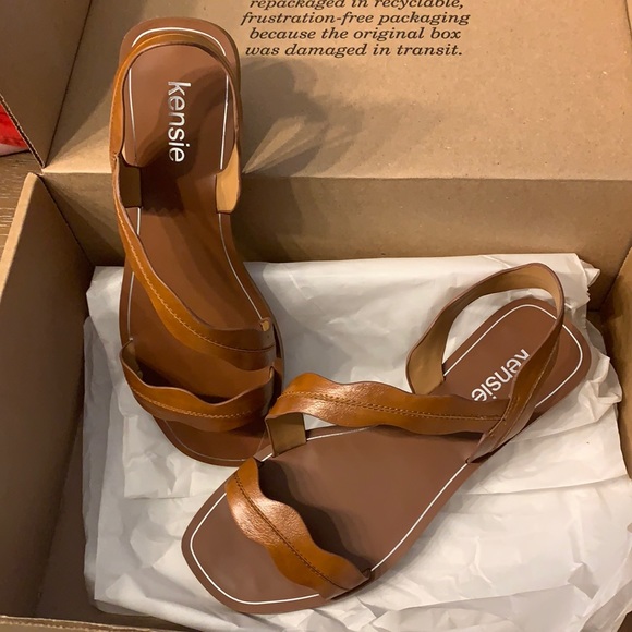 Kenzie Nikolai Asymmetrical Scalloped Sandals - 7M - Picture 3 of 4